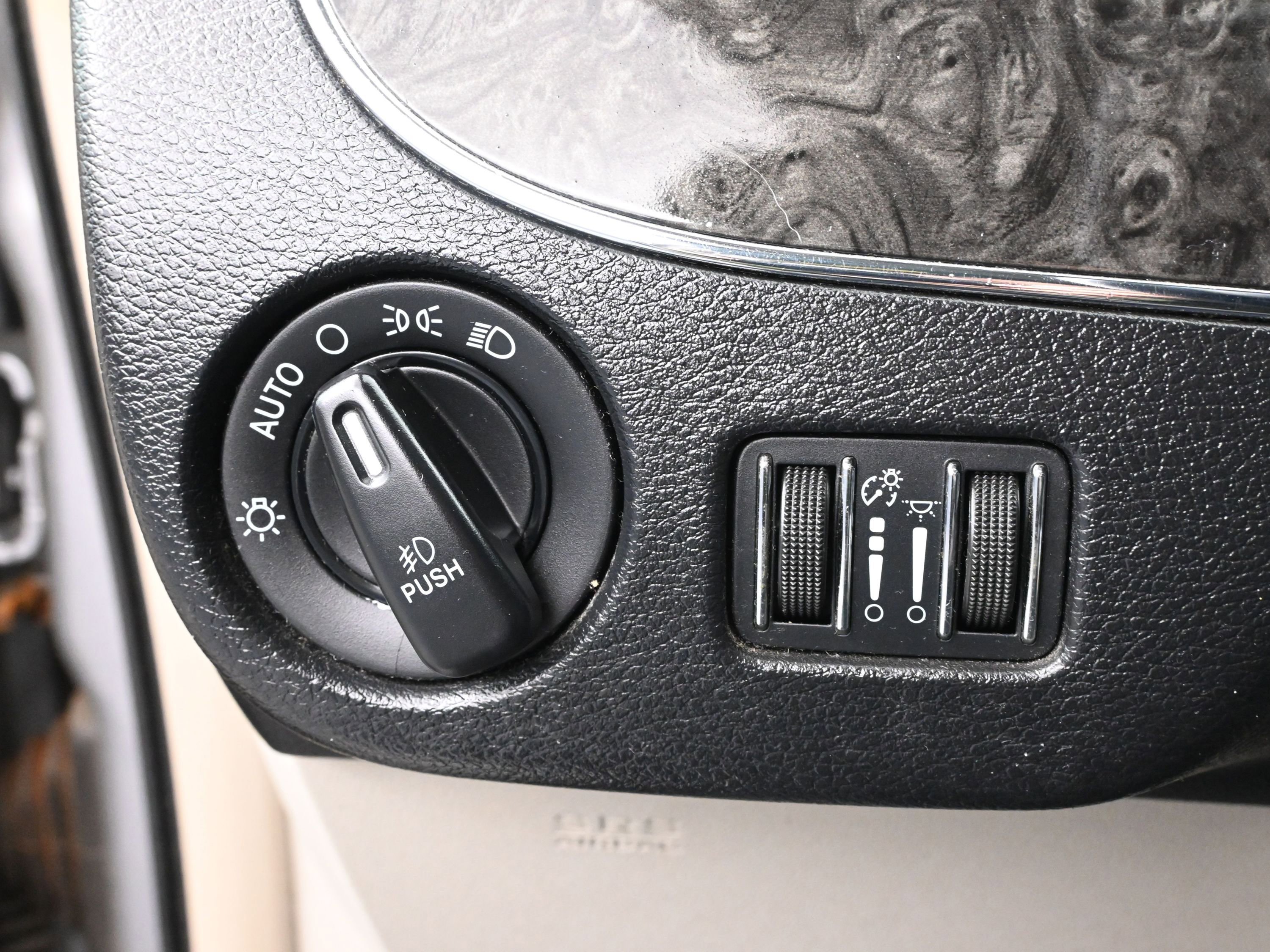 Used 2013 Chrysler Town & Country Touring image 12