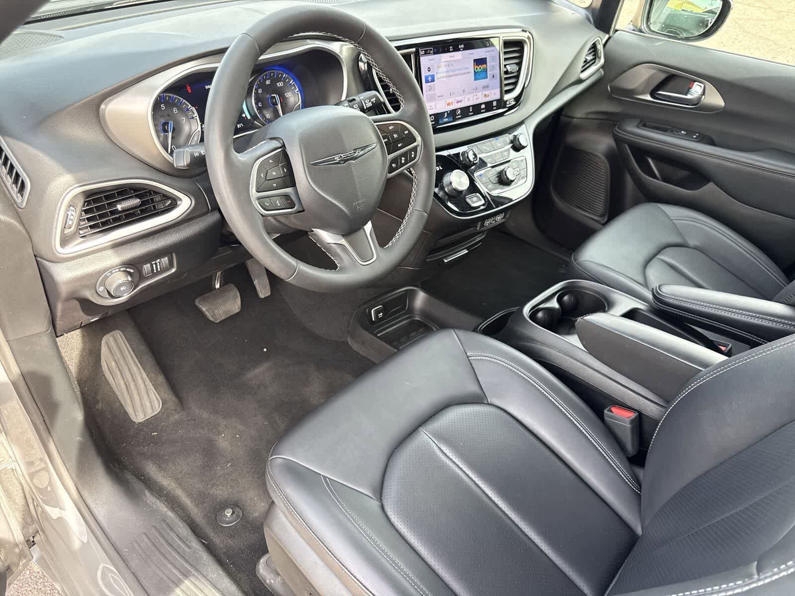 Used 2025 Chrysler Pacifica Select FWD image 17