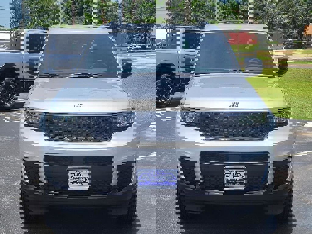 New 2025 Jeep Grand Cherokee L Altitude image 2