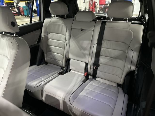 Used 2018 Volkswagen Tiguan SEL Premium w/ R-Line Package AWD/4WD image 29