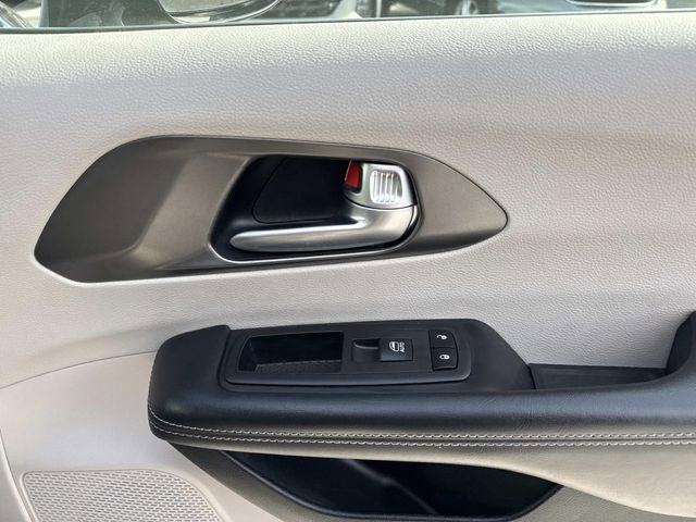 Used 2024 Chrysler Pacifica Touring-L image 14