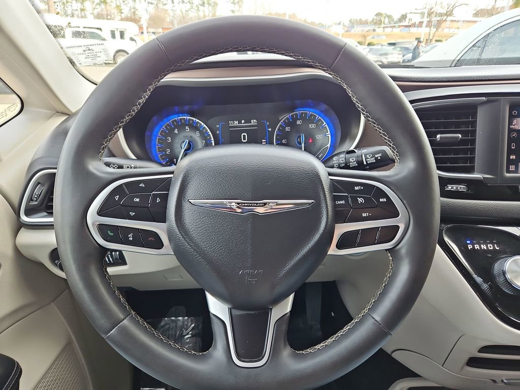 Used 2023 Chrysler Voyager LX image 10