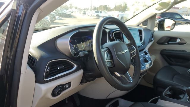 Certified 2024 Chrysler Pacifica Touring-L image 8