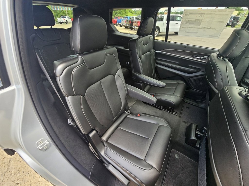 New 2025 Jeep Grand Cherokee L Limited w/ Luxury Tech Group II image 32