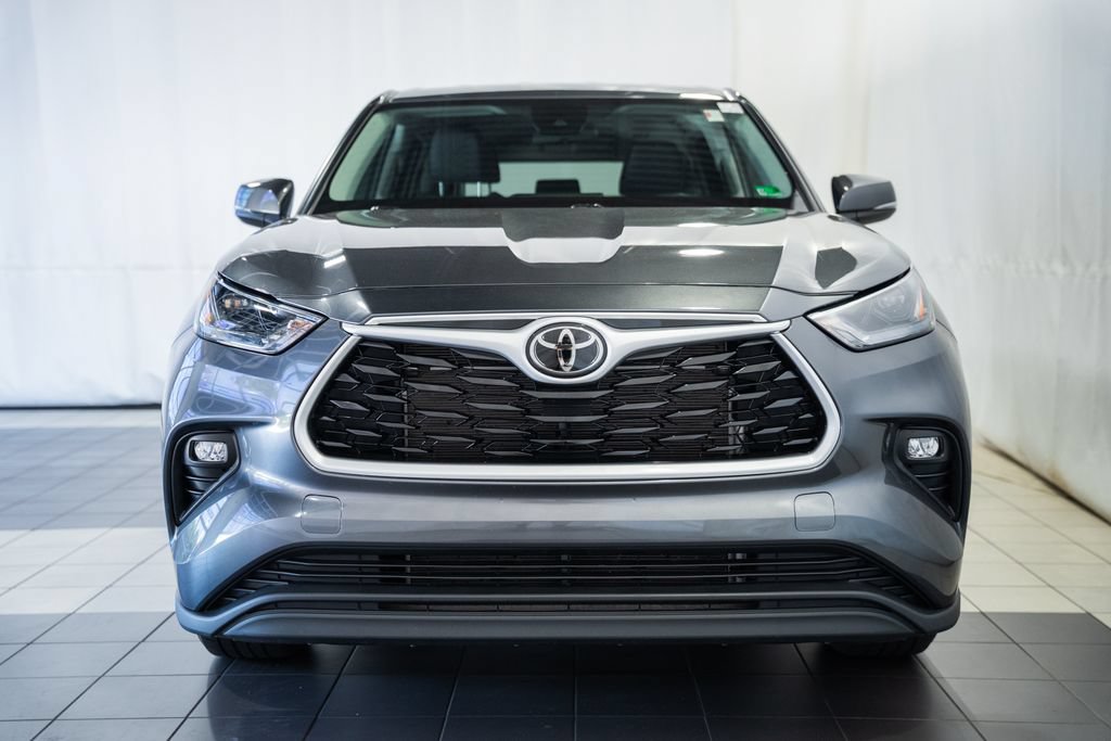 Used 2023 Toyota Highlander LE AWD/4WD image 2