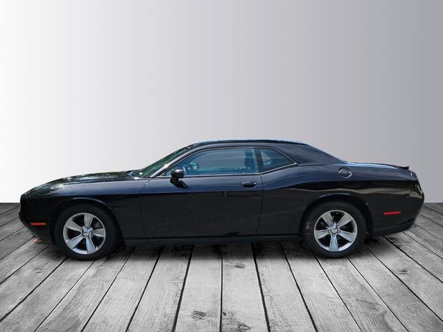 Used 2016 Dodge Challenger SXT RWD image 2