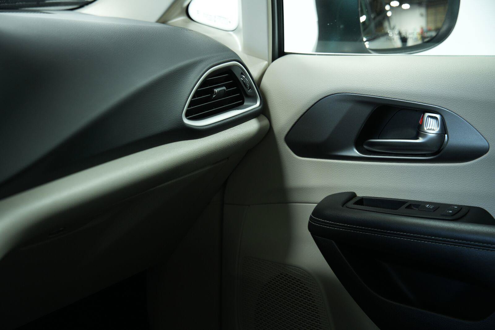 Used 2023 Chrysler Pacifica Touring-L FWD image 40