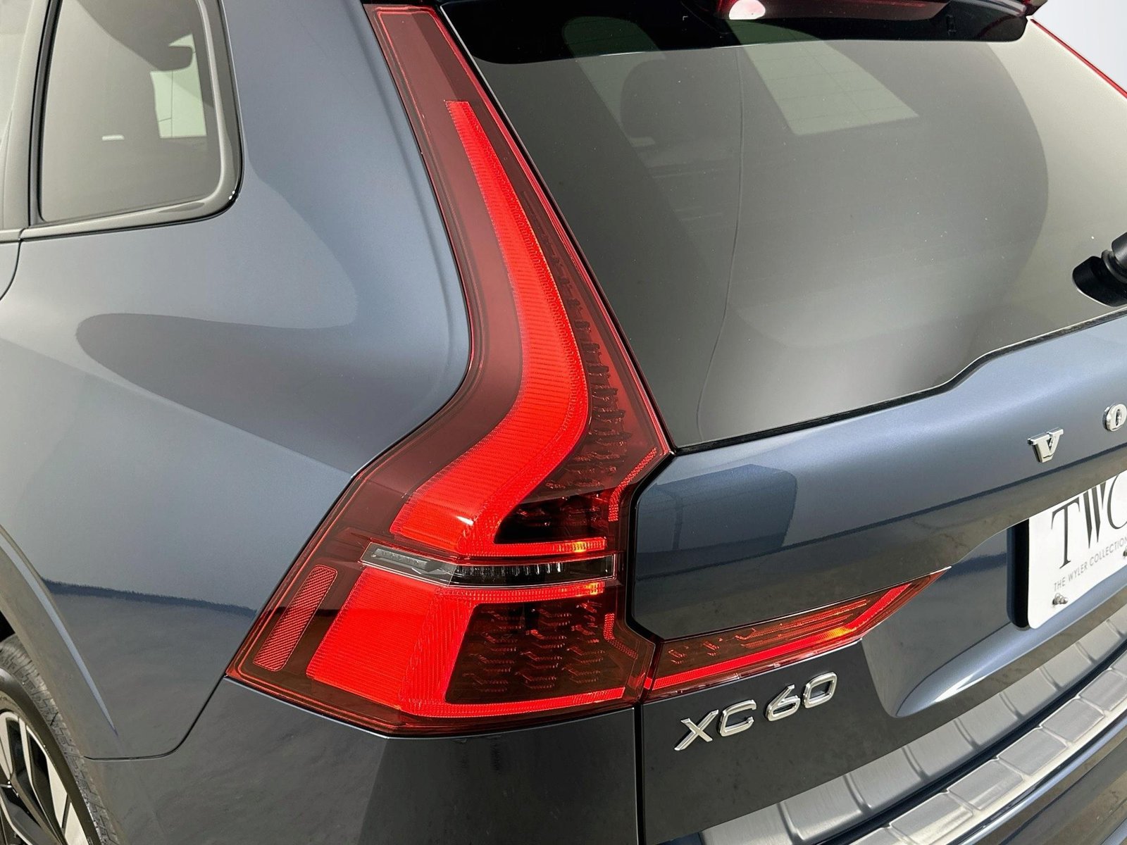 New 2027 Volvo XC60 B5 Plus AWD/4WD image 12