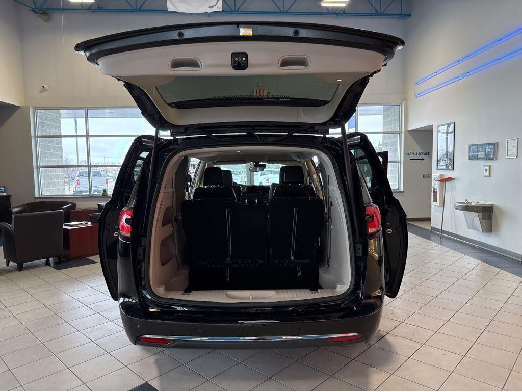 Used 2024 Chrysler Pacifica Touring-L AWD/4WD image 13