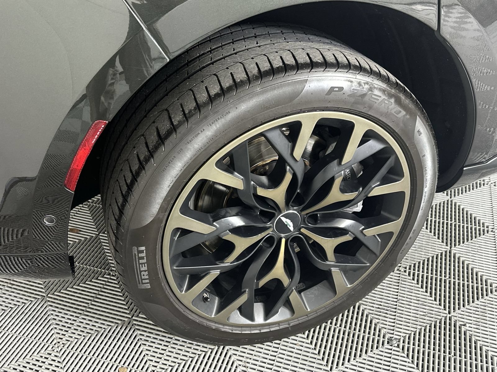 Used 2021 Aston Martin DBX AWD/4WD image 10