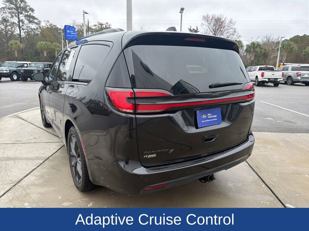 Used 2023 Chrysler Pacifica Limited w/ Uconnect Theater Family Group image 6