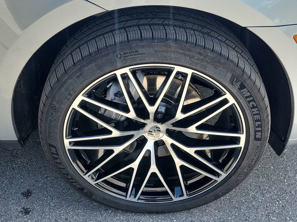 Certified 2025 Porsche Macan image 14
