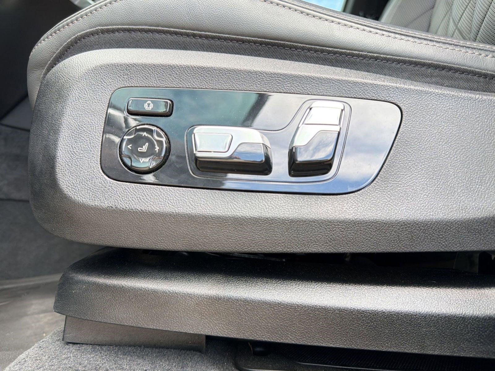 Used 2025 BMW X5 sDrive40i w/ M Sport Package image 13