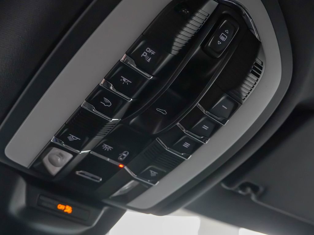 Certified 2025 Porsche Macan Turbo image 28