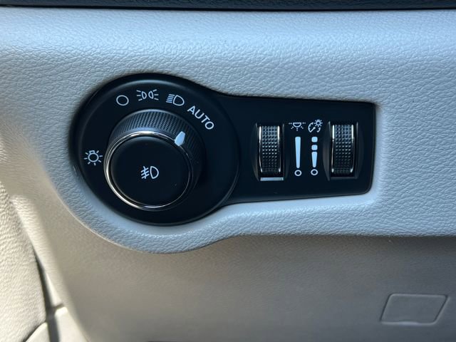 Used 2024 Chrysler Pacifica Touring-L image 19