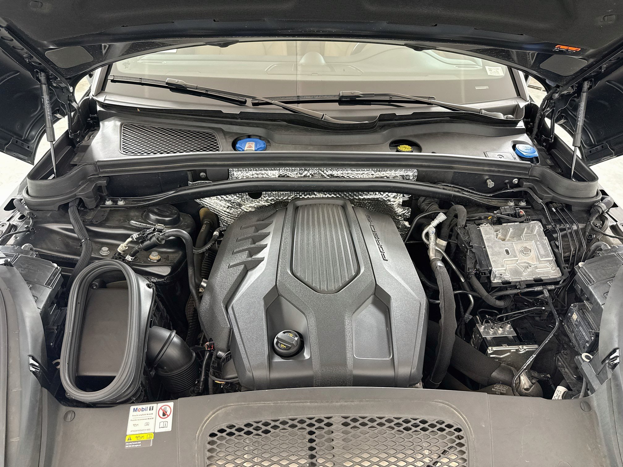Used 2023 Porsche Macan AWD/4WD image 30