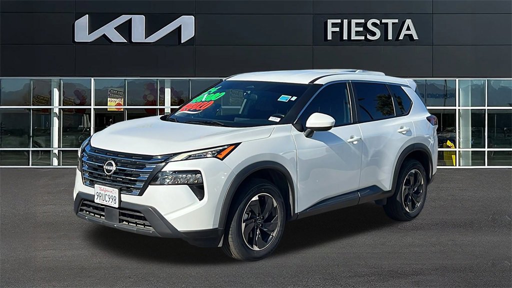 Used 2024 Nissan Rogue SV image 2