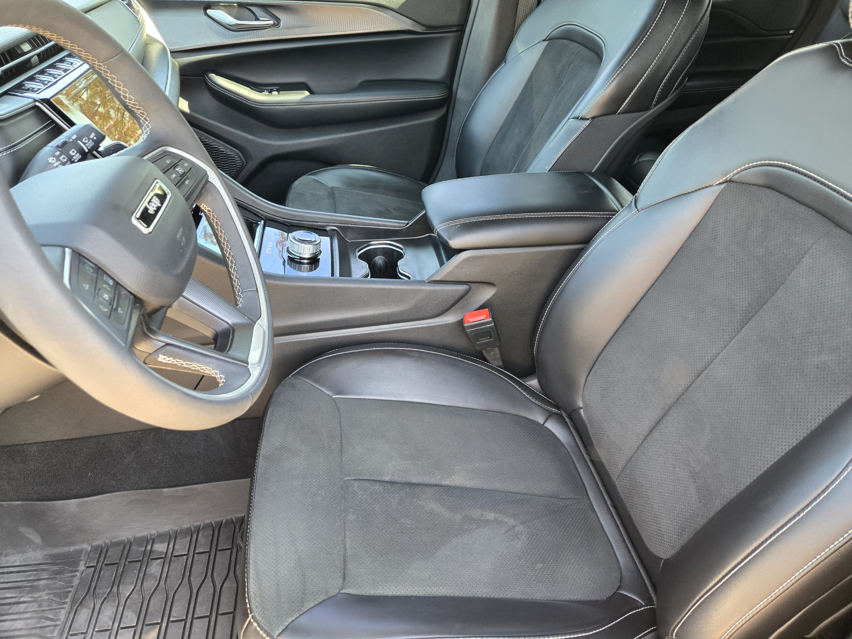 Used 2025 Jeep Grand Cherokee Altitude AWD/4WD image 9