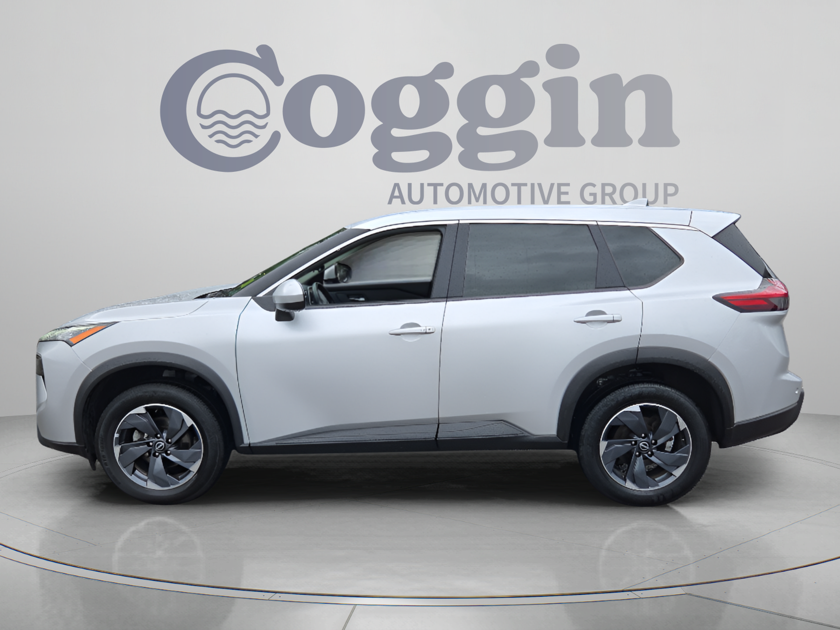 Used 2025 Nissan Rogue SV FWD image 2