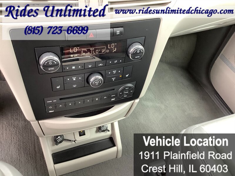 Used 2010 Volkswagen Routan SEL Premium FWD image 28