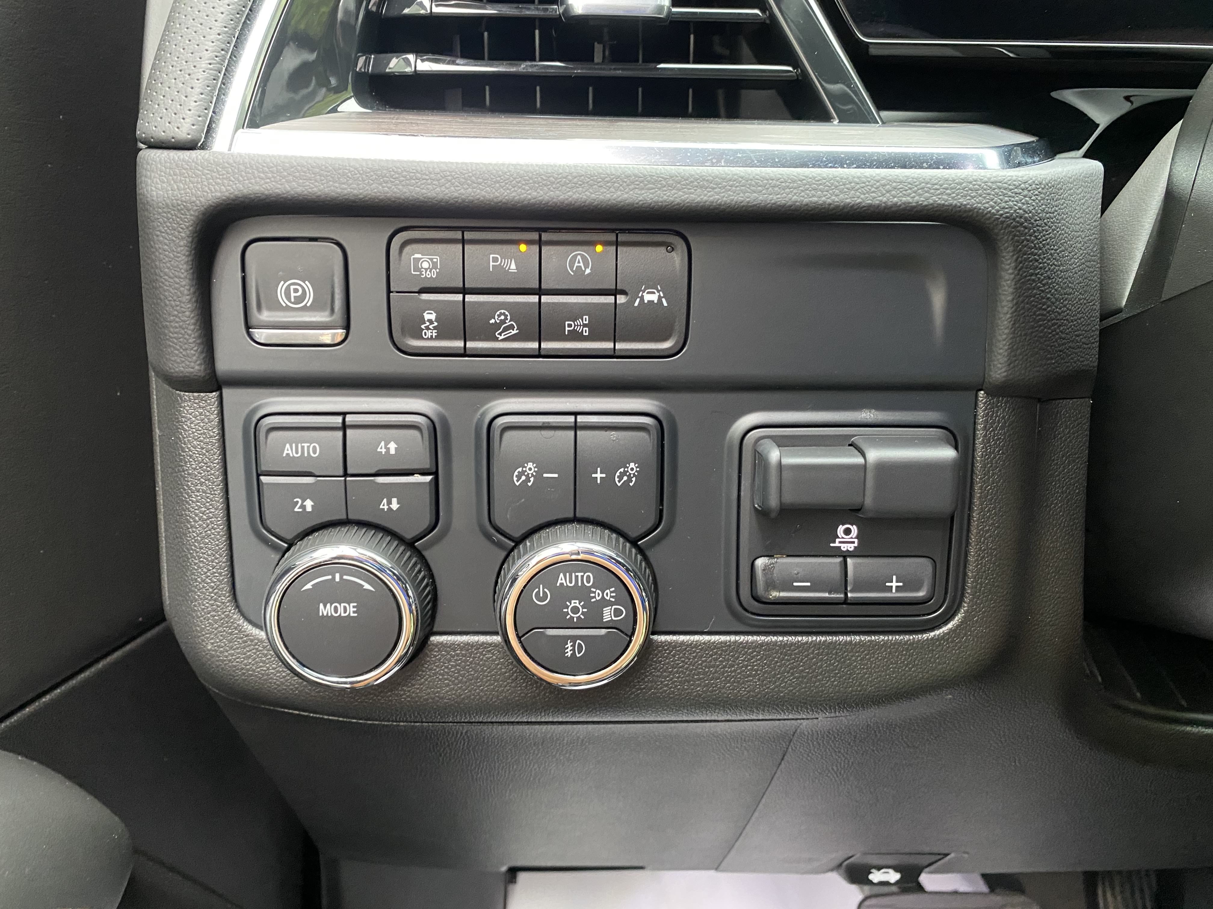 Used 2025 Chevrolet Tahoe Premier w/ Sun And Tow Package AWD/4WD image 18