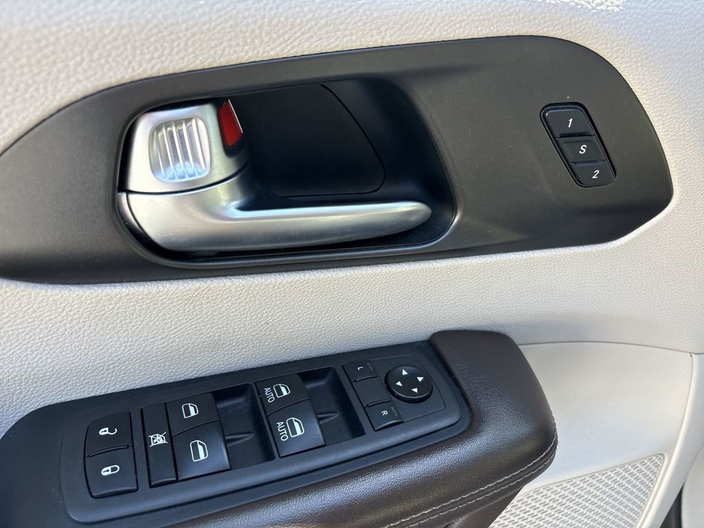 Used 2021 Chrysler Pacifica Touring-L FWD image 24
