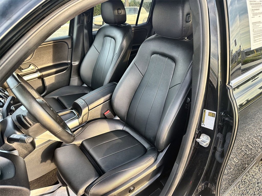 Used 2024 Mercedes-Benz GLB 250 4MATIC w/ Exclusive Package image 13