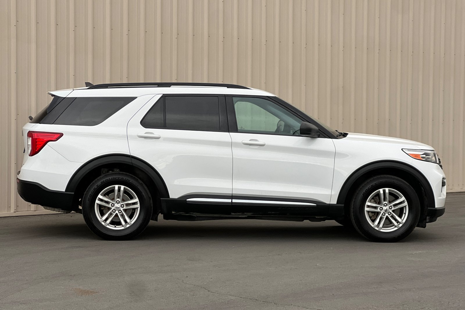 Used 2022 Ford Explorer XLT AWD/4WD image 3