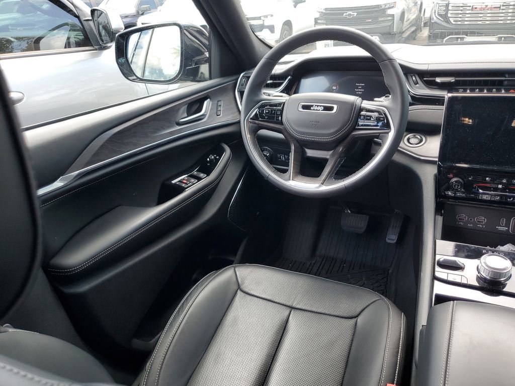 Used 2023 Jeep Grand Cherokee Overland AWD/4WD image 11