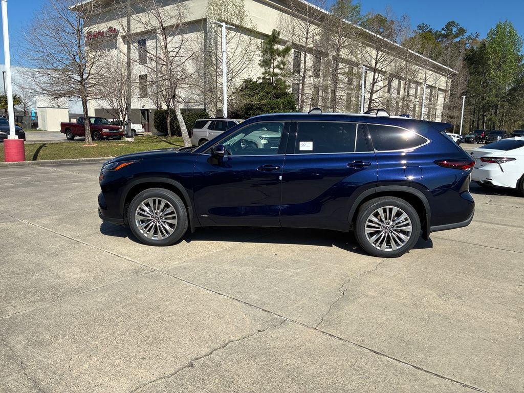 New 2026 Toyota Highlander Platinum image 2