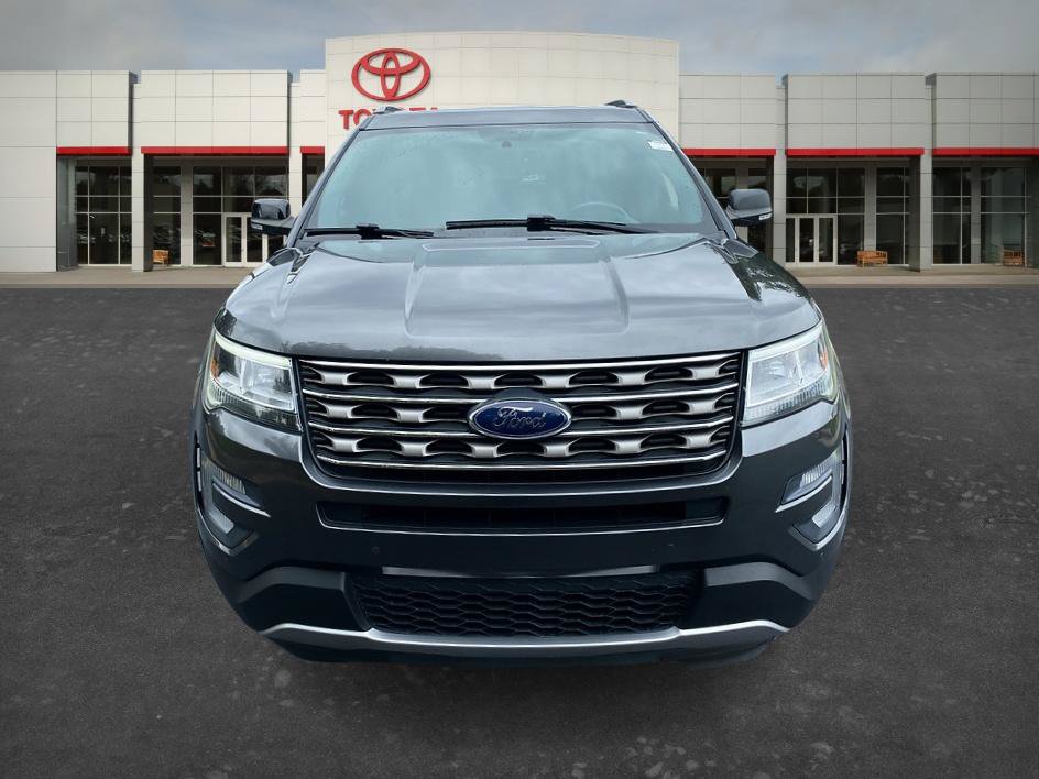 Used 2017 Ford Explorer XLT w/ Equipment Group 202A FWD image 2