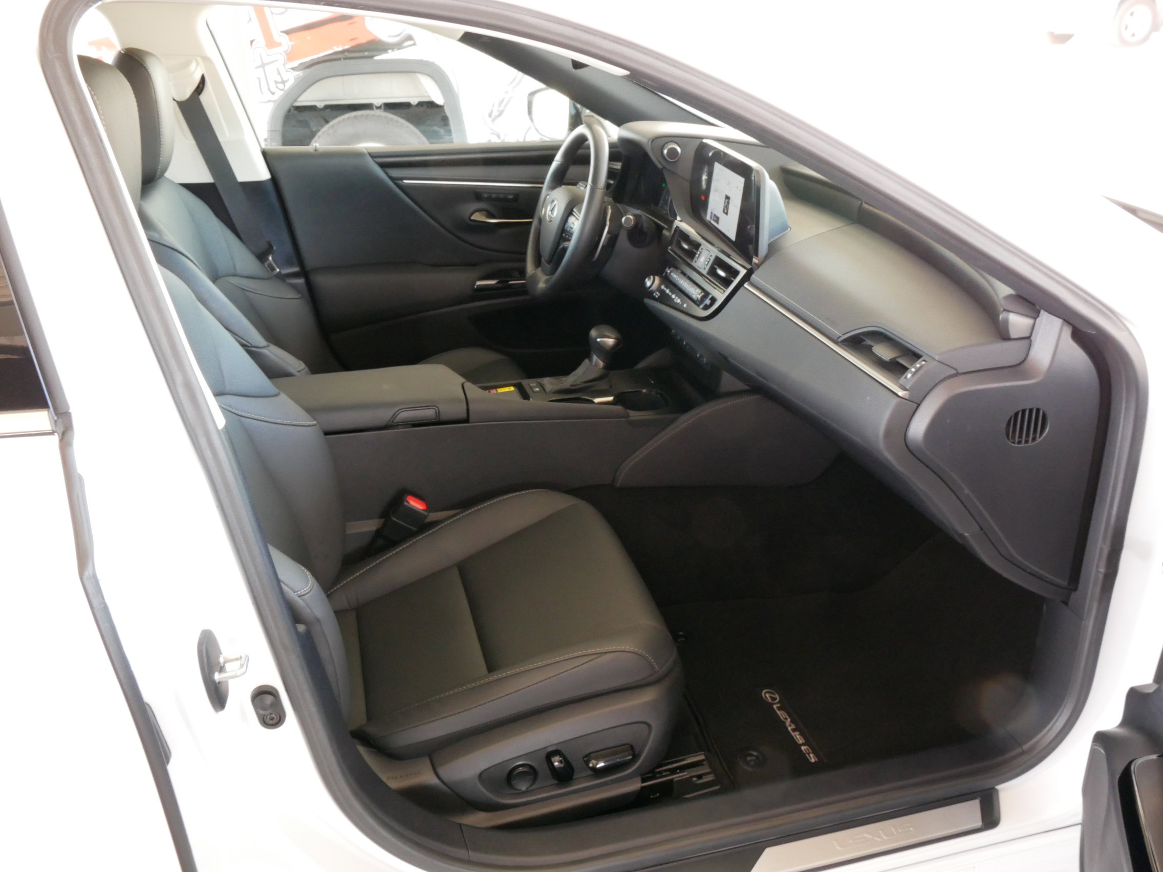 Certified 2025 Lexus ES 300h w/ Premium Package FWD image 10