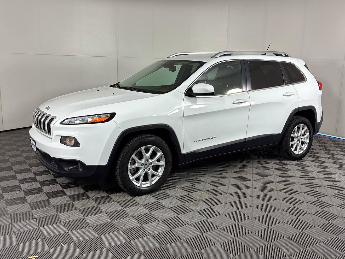Used 2015 Jeep Cherokee Latitude w/ Cold Weather Group FWD image 1