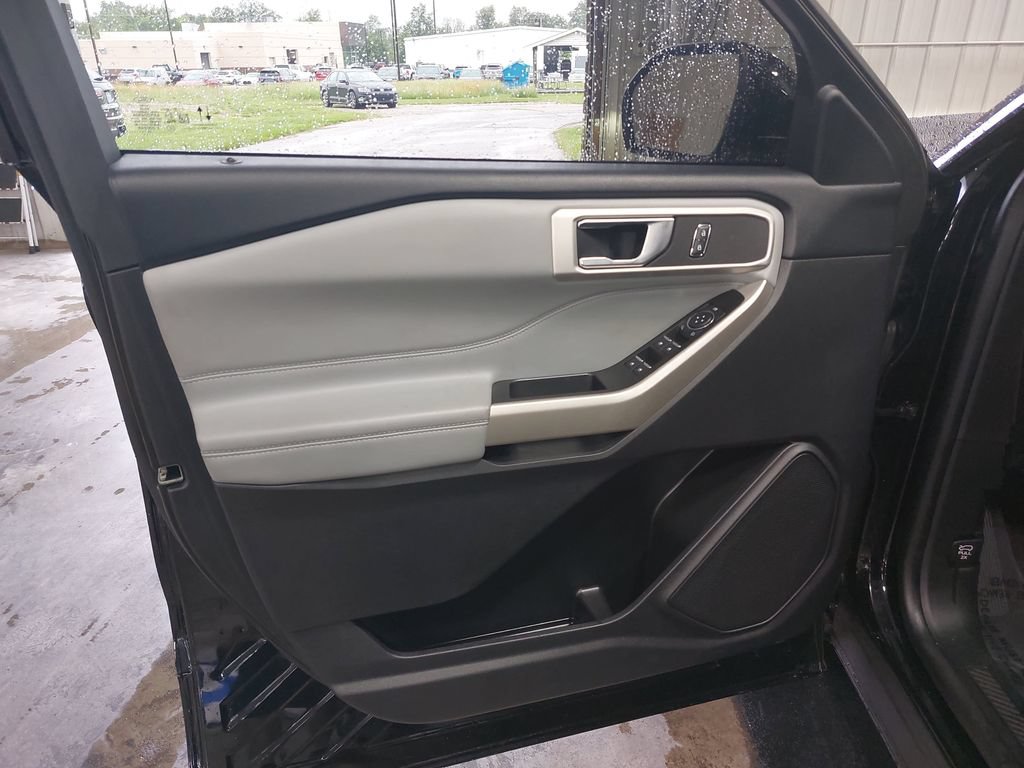 Used 2022 Ford Explorer XLT w/ Equipment Group 202A AWD/4WD image 29