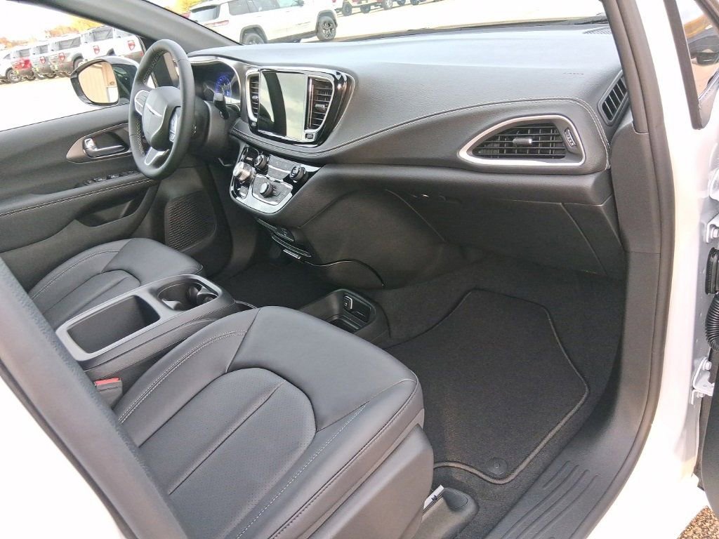 New 2026 Chrysler Pacifica Select image 33