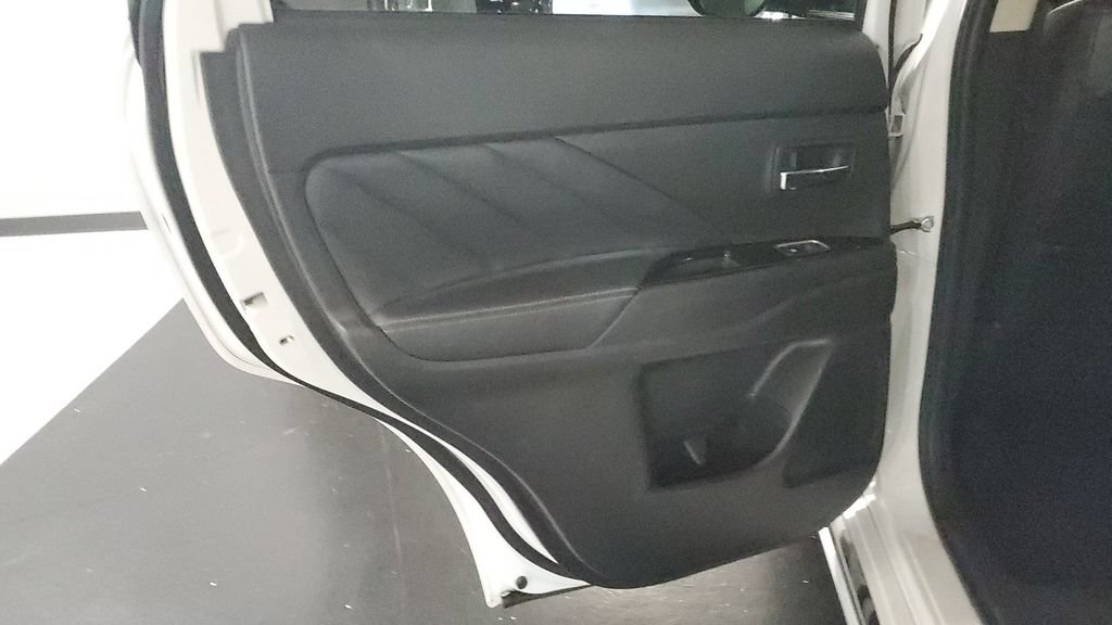 Used 2018 Mitsubishi Outlander GT AWD/4WD image 19