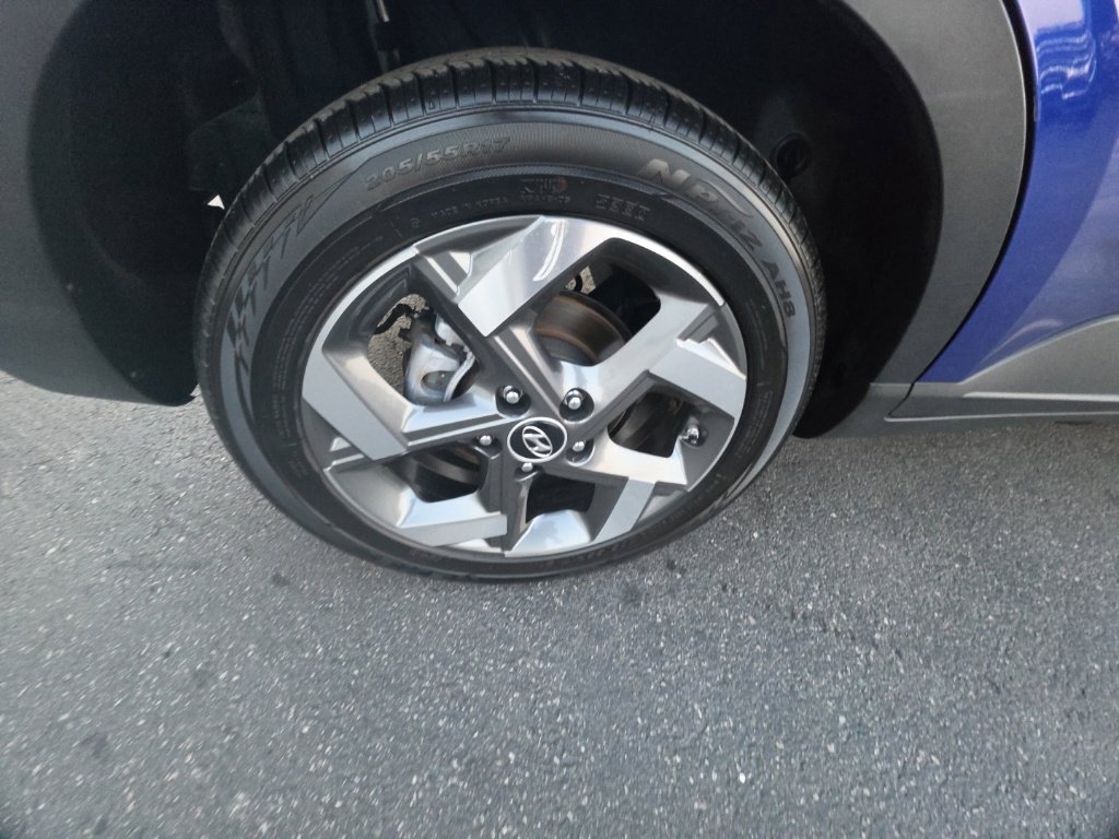 Used 2025 Hyundai Venue SEL FWD image 9
