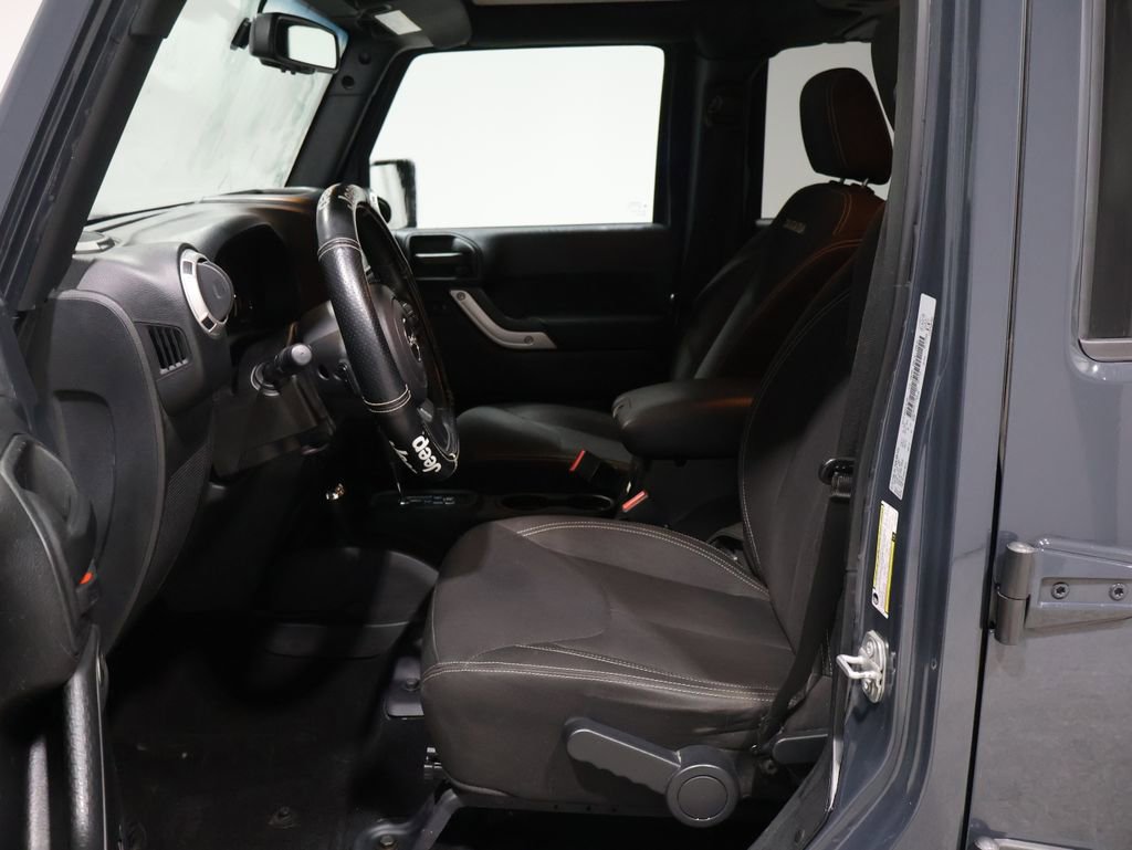 Used 2016 Jeep Wrangler Unlimited Sahara image 9