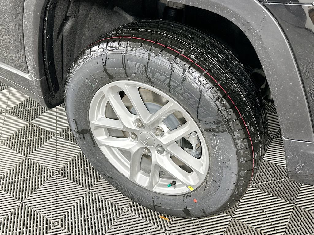 New 2025 Jeep Grand Cherokee L Laredo w/ Luxury Tech Group I image 38