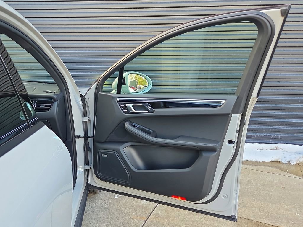 Certified 2022 Porsche Macan image 20