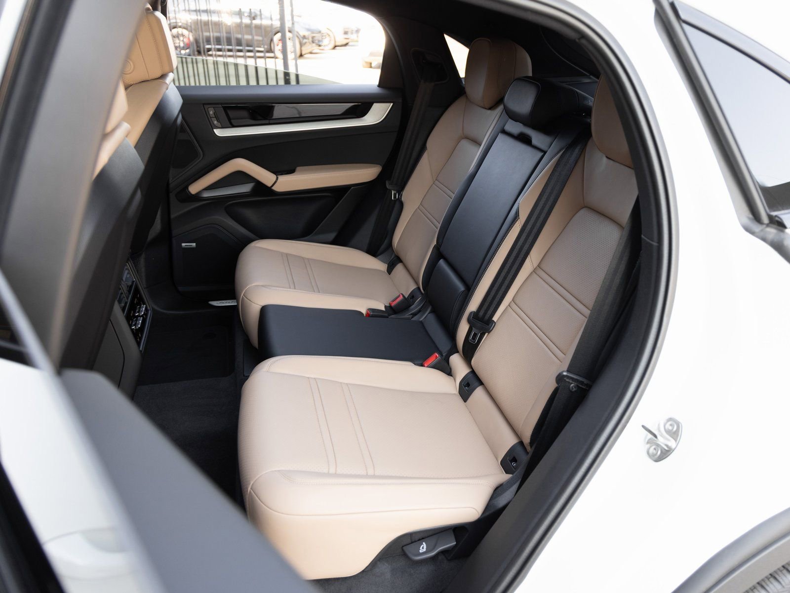 Certified 2025 Porsche Cayenne Coupe image 29