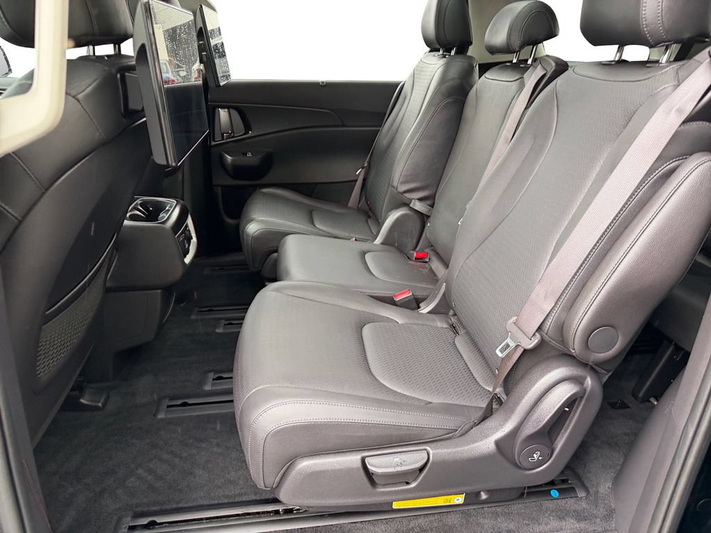 Used 2025 Kia Carnival SX Prestige FWD image 12
