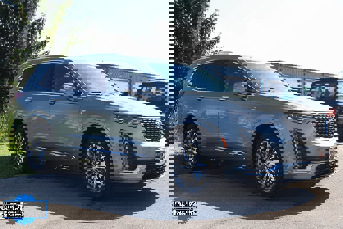 Used 2023 Cadillac XT6 Premium Luxury image 2