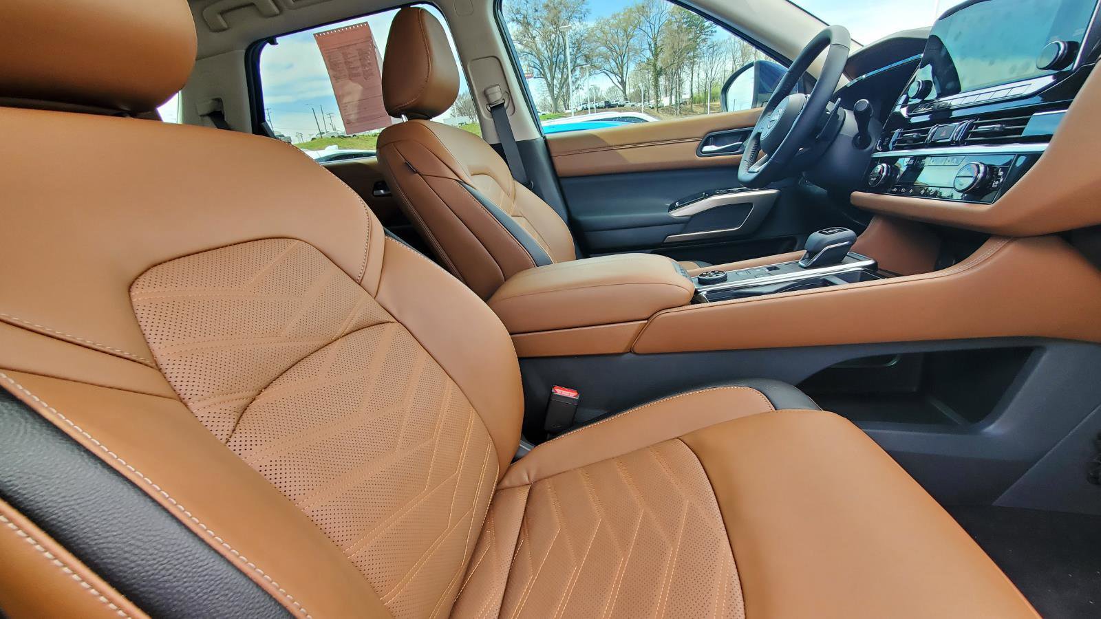 Used 2025 Nissan Pathfinder Platinum w/ Cargo Package image 4