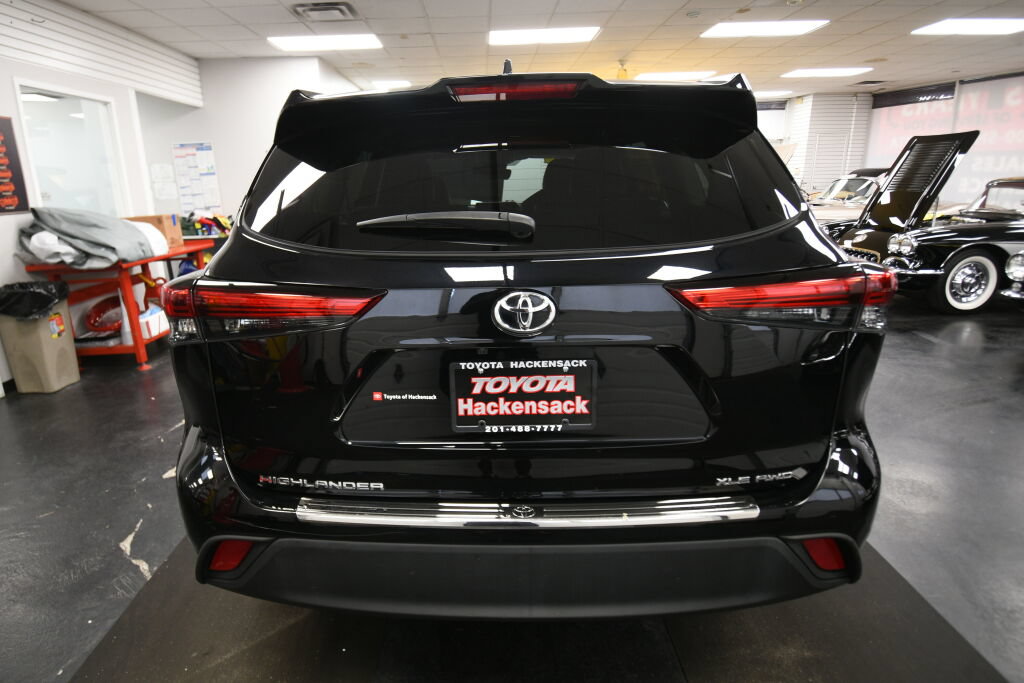 Used 2023 Toyota Highlander XLE AWD/4WD image 6