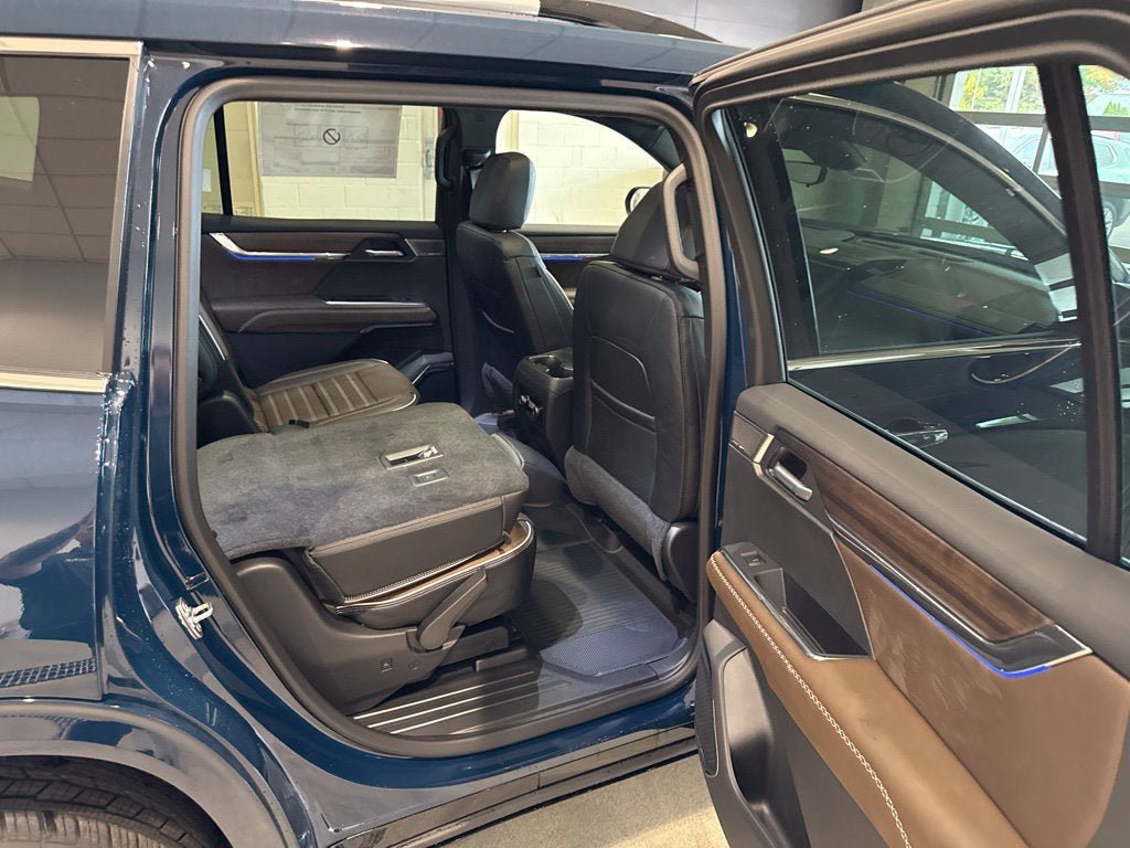 New 2027 GMC Acadia Denali Ultimate w/ LPO, Floor Liner Package AWD/4WD image 17