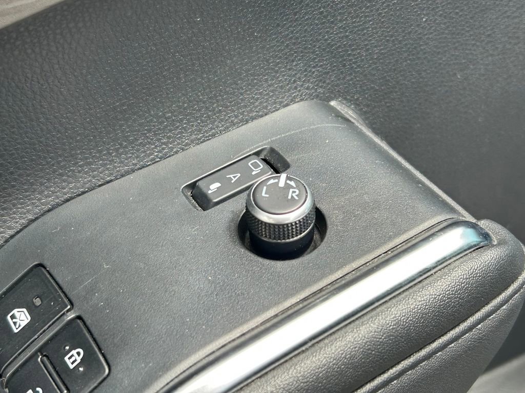 Used 2024 Toyota Highlander Platinum FWD image 27