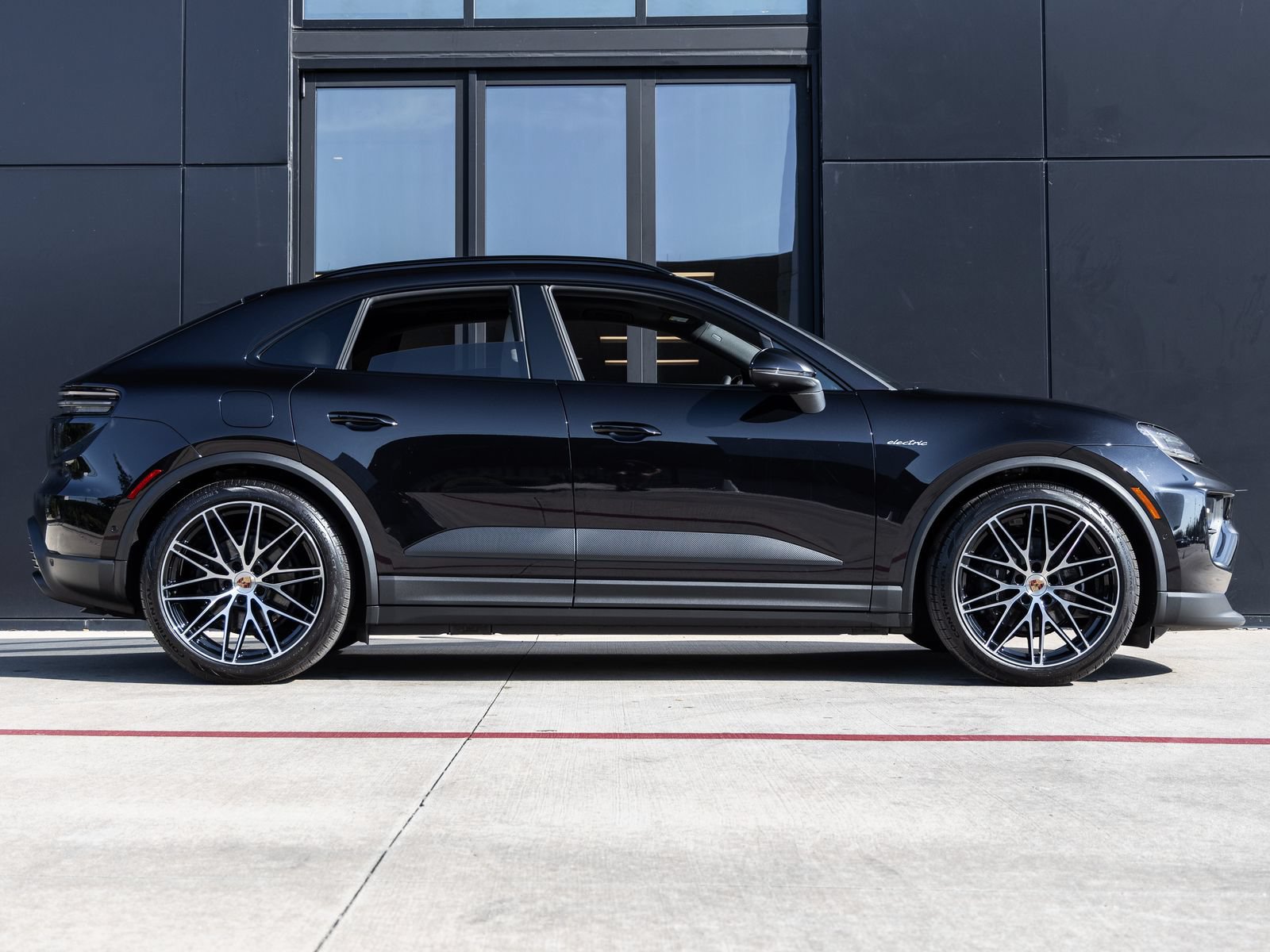 Used 2025 Porsche Macan 4 Electric AWD/4WD image 12