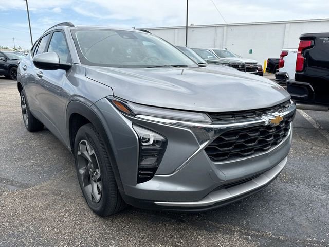 Used 2025 Chevrolet Trax LT w/ Sunroof Package FWD image 5