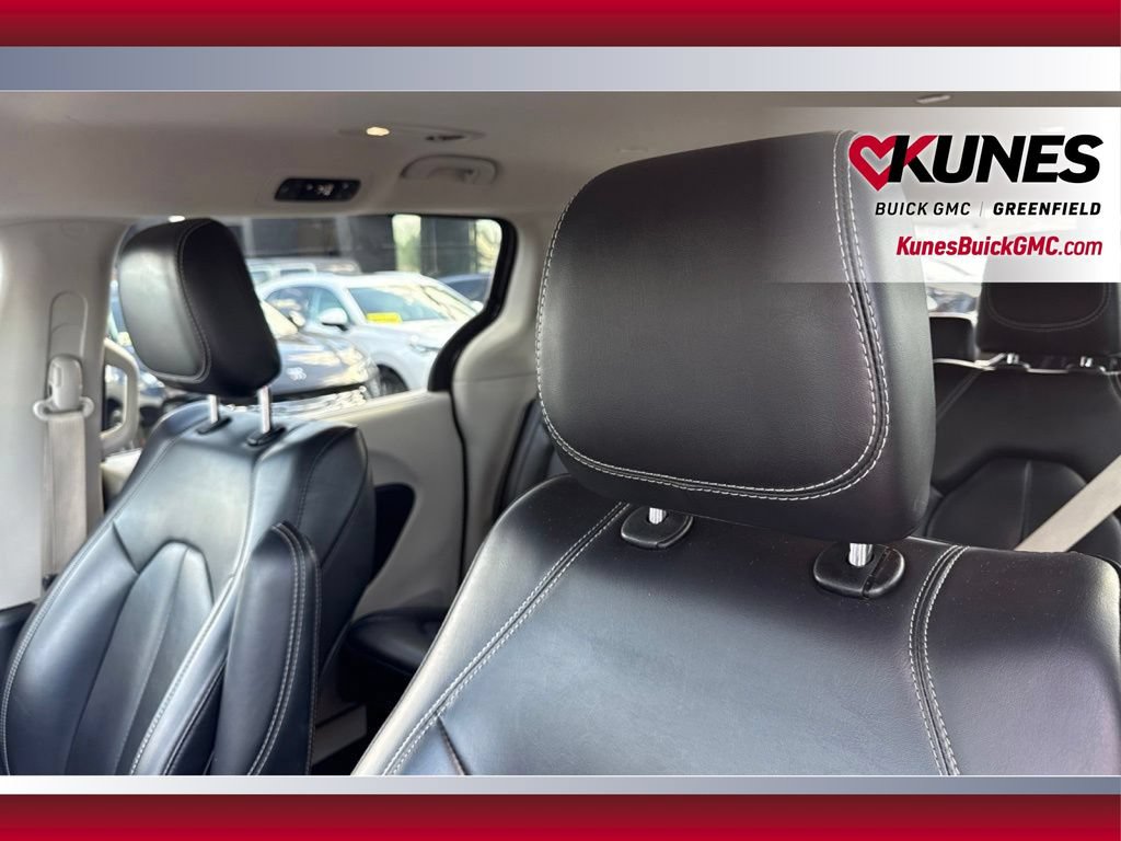 Used 2023 Chrysler Pacifica Touring-L FWD image 15